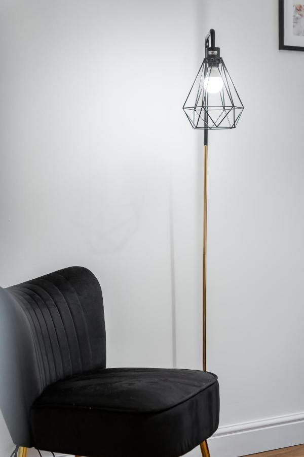 Chic 3 Bed Apartment Near London Bridge With Balcony ภายนอก รูปภาพ