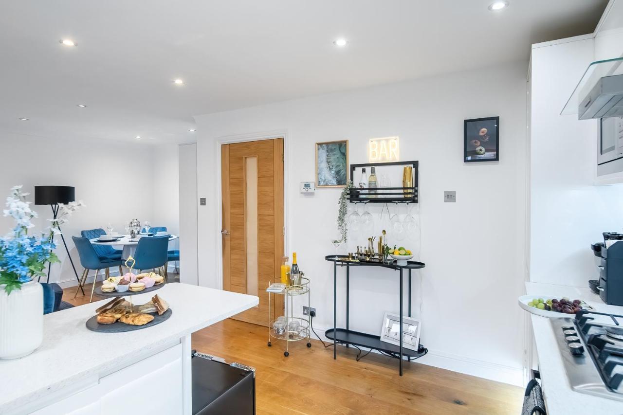Chic 3 Bed Apartment Near London Bridge With Balcony ภายนอก รูปภาพ