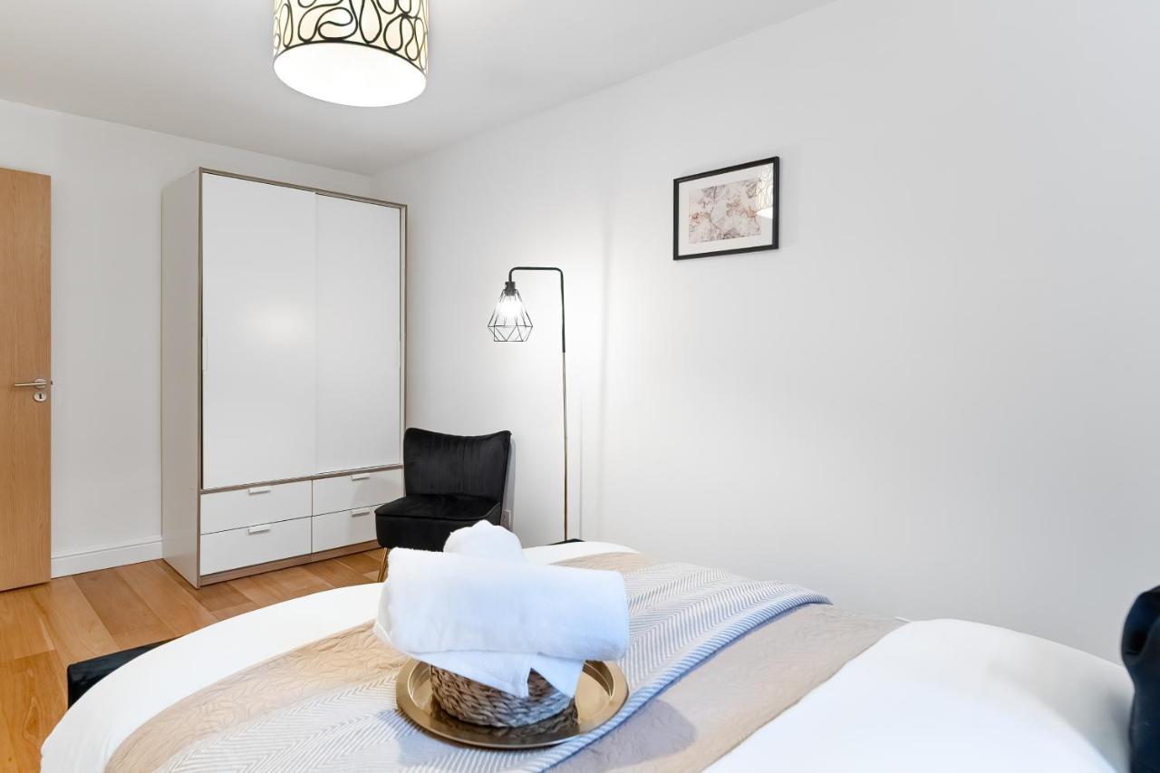 Chic 3 Bed Apartment Near London Bridge With Balcony ภายนอก รูปภาพ