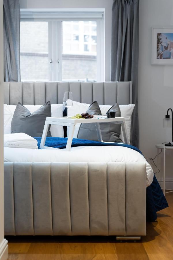 Chic 3 Bed Apartment Near London Bridge With Balcony ภายนอก รูปภาพ