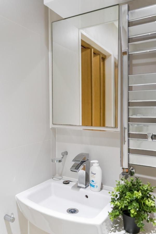 Chic 3 Bed Apartment Near London Bridge With Balcony ภายนอก รูปภาพ